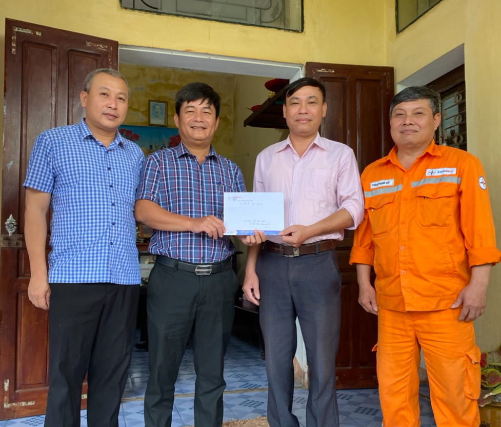 Công đoàn Xí nghiệp Dịch vụ Điện lực Thanh Hoá đến thăm và trao quà cho công nhân viên, lao động có hoàn cảnh khó khăn